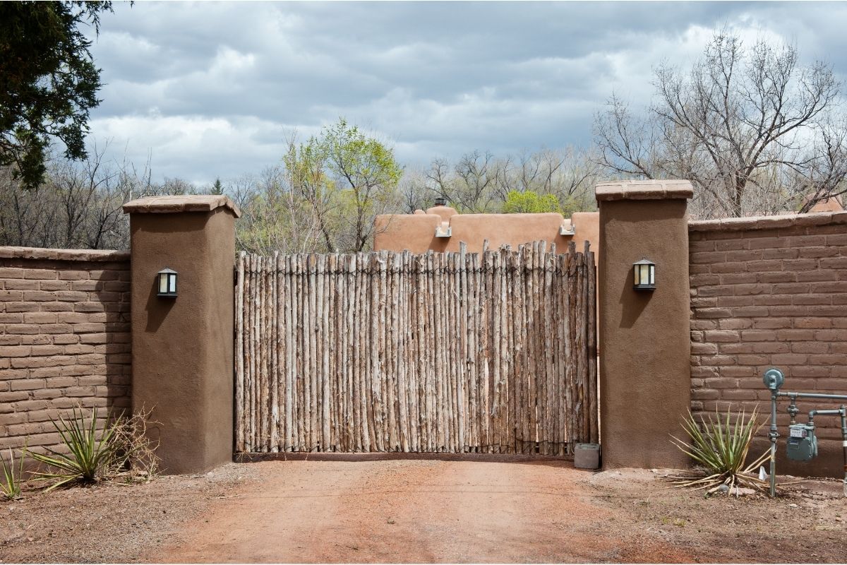 What is Coyote Fencing & How Much Does It Cost? | Santa Fe Landscape Pros